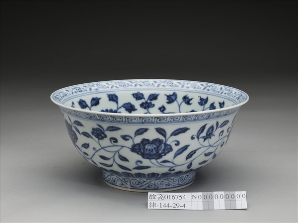 青花纏枝花卉紋碗