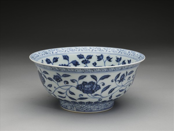 青花纏枝花卉紋碗