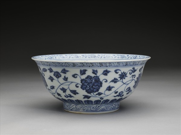 青花纏枝花卉紋碗