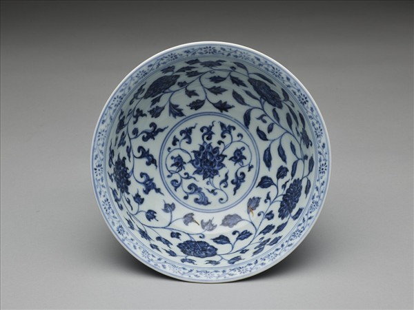 青花纏枝花卉紋碗
