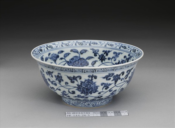青花纏枝花卉紋碗