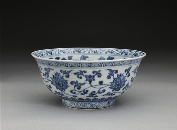 青花纏枝花卉紋碗