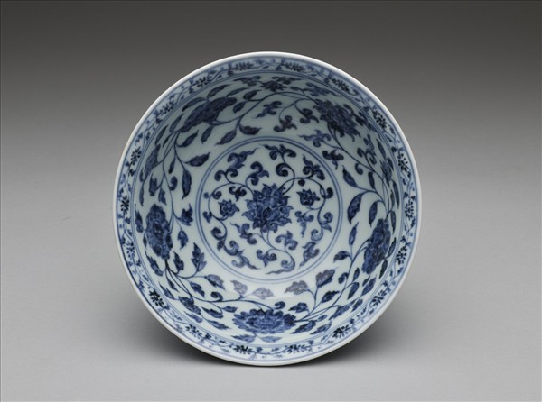 青花纏枝花卉紋碗