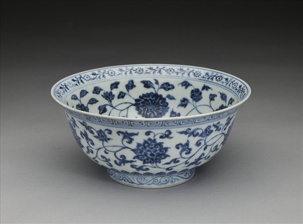 青花纏枝花卉紋碗