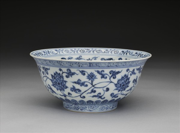 青花纏枝花卉紋碗