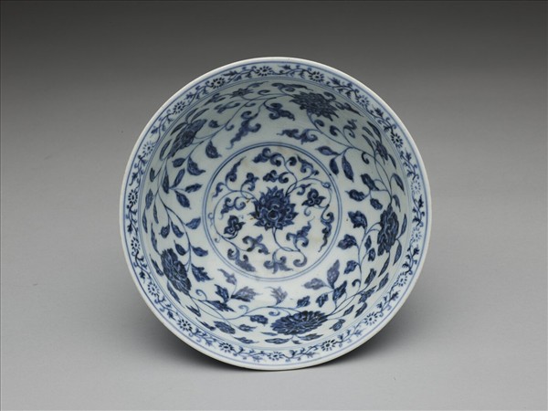 青花纏枝花卉紋碗