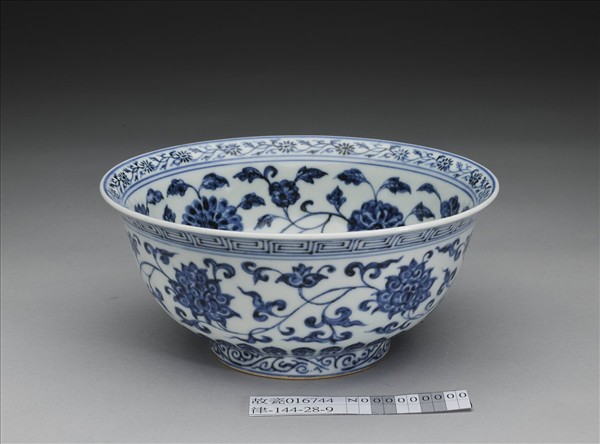 青花纏枝花卉紋碗