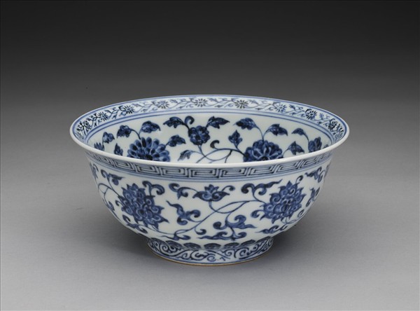 青花纏枝花卉紋碗