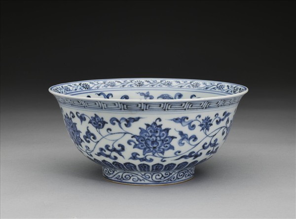 青花纏枝花卉紋碗