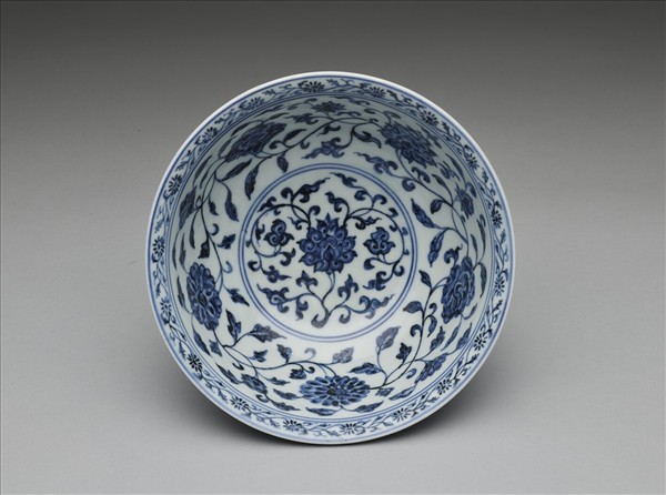 青花纏枝花卉紋碗