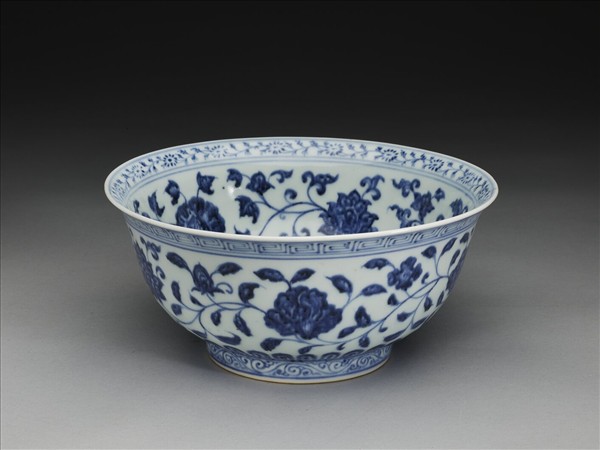 青花纏枝花卉紋碗