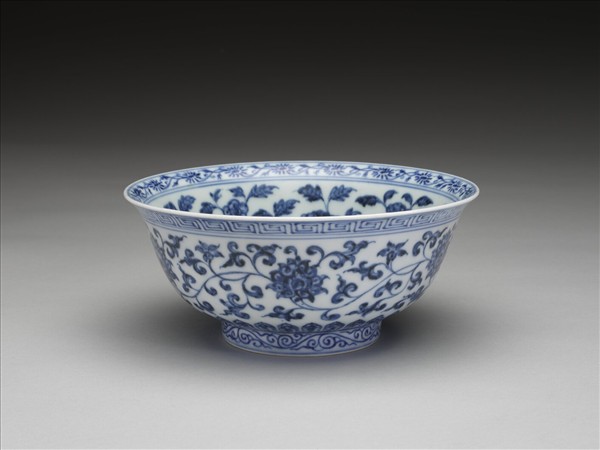 青花纏枝花卉紋碗