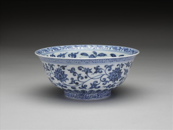 青花纏枝花卉紋碗
