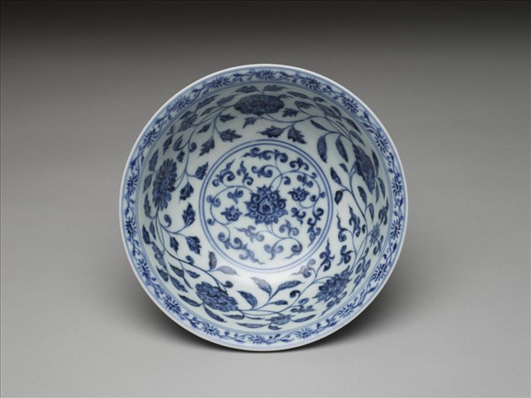 青花纏枝花卉紋碗