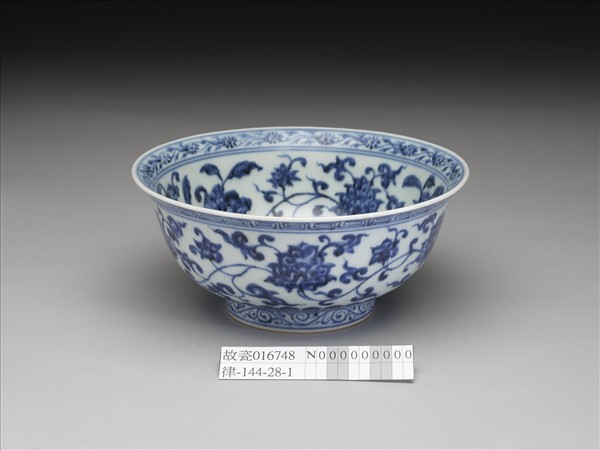 青花纏枝花卉紋碗