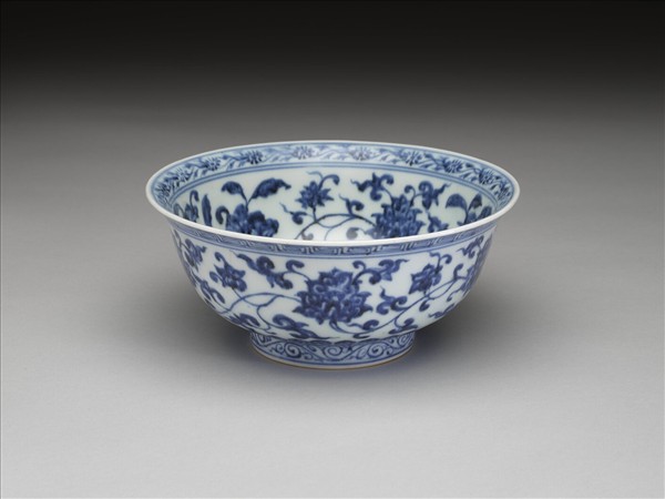 青花纏枝花卉紋碗