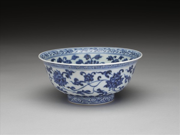 青花纏枝花卉紋碗