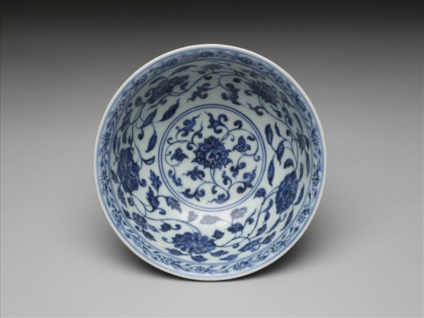青花纏枝花卉紋碗