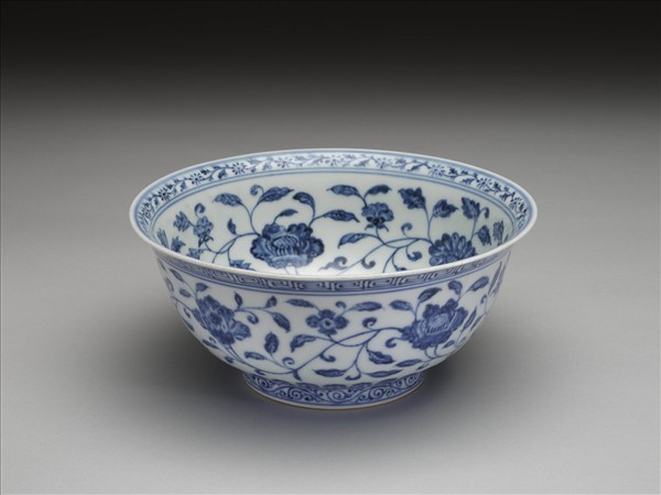青花纏枝花卉紋碗