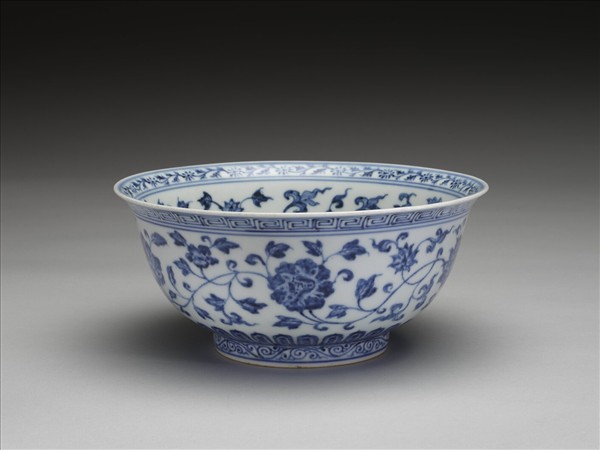 青花纏枝花卉紋碗