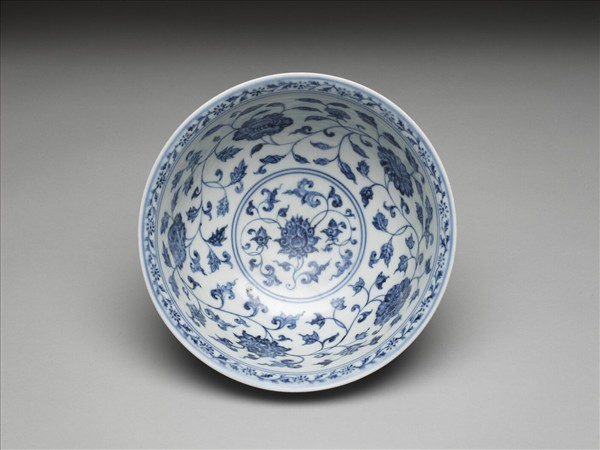 青花纏枝花卉紋碗