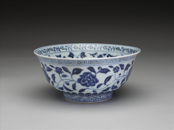 青花纏枝花卉紋碗
