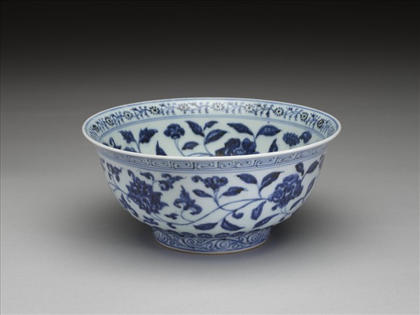 青花纏枝花卉紋碗