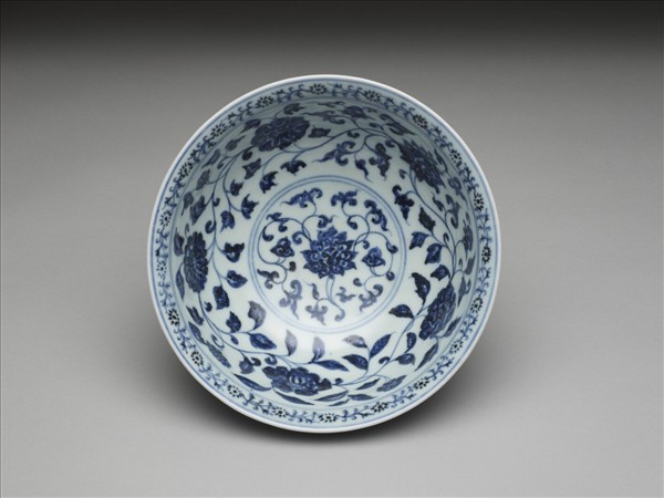 青花纏枝花卉紋碗