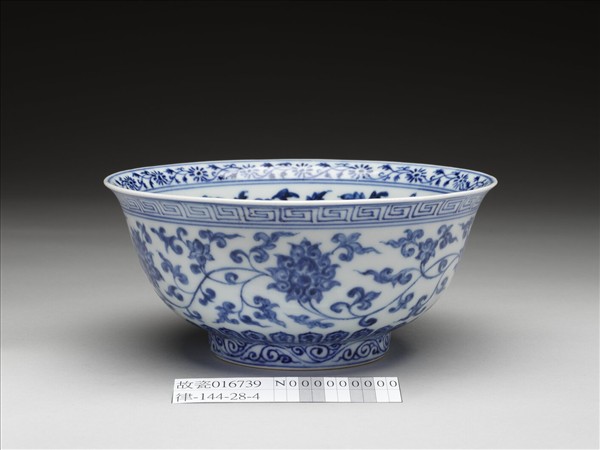 青花轉枝蓮紋碗