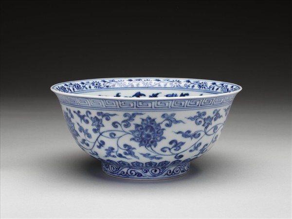 青花轉枝蓮紋碗