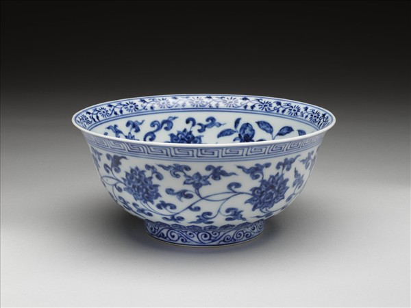 青花轉枝蓮紋碗