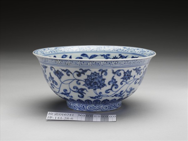 青花纏枝花卉紋碗