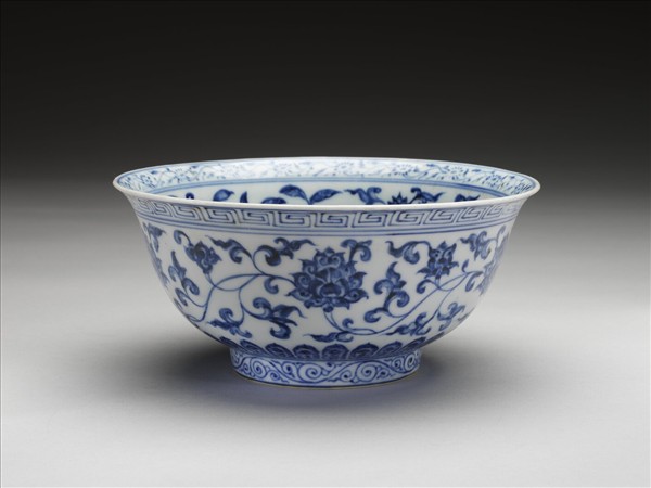 青花纏枝花卉紋碗