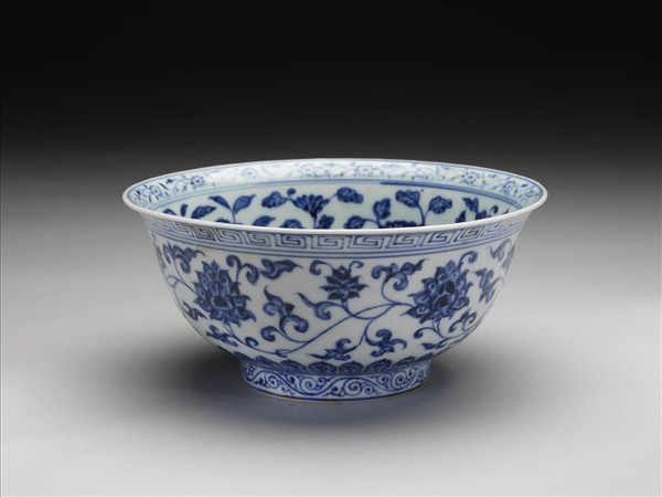 青花纏枝花卉紋碗