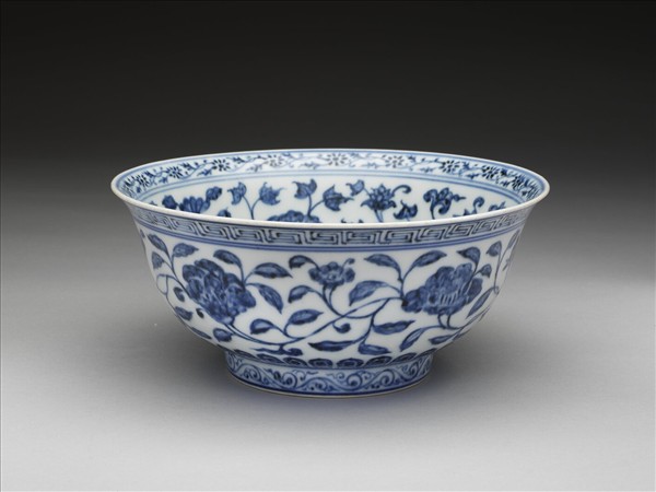 青花纏枝花卉紋碗