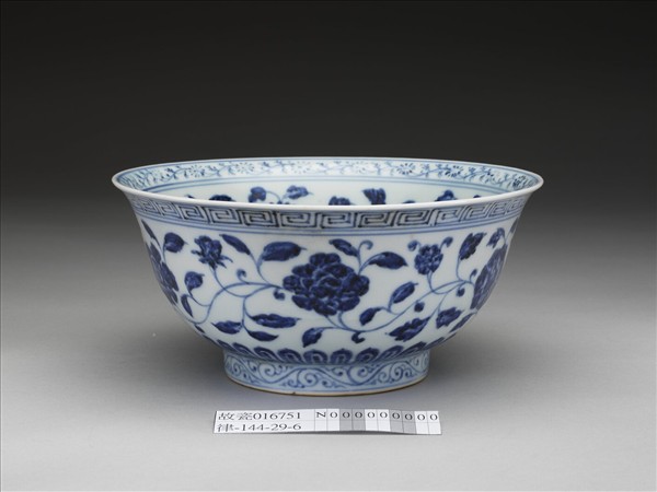 青花纏枝花卉紋碗