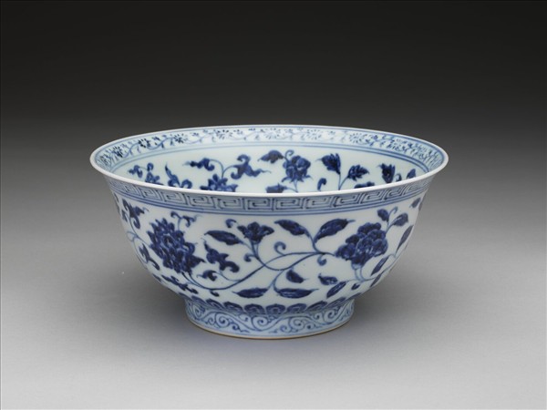 青花纏枝花卉紋碗