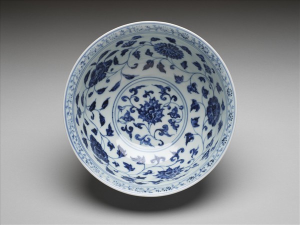 青花纏枝花卉紋碗