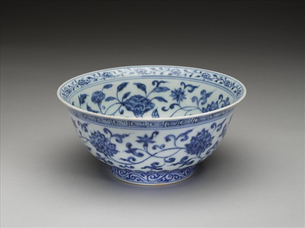 青花纏枝花卉紋碗