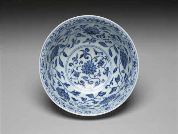 青花纏枝花卉紋碗
