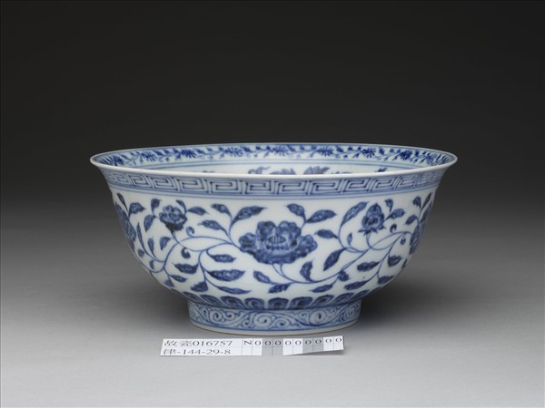 青花纏枝花卉紋碗