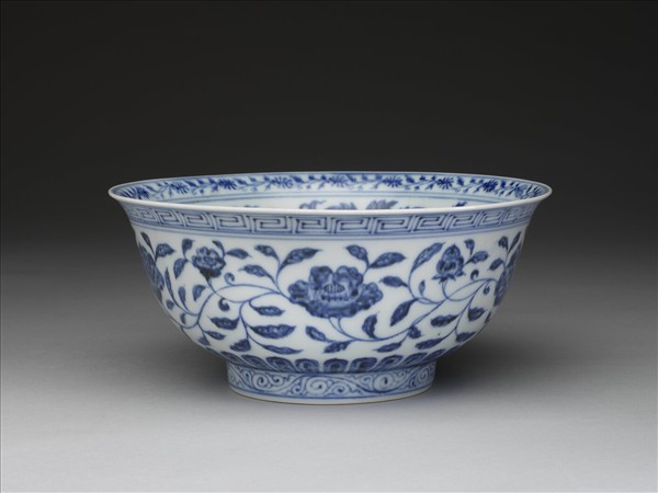 青花纏枝花卉紋碗