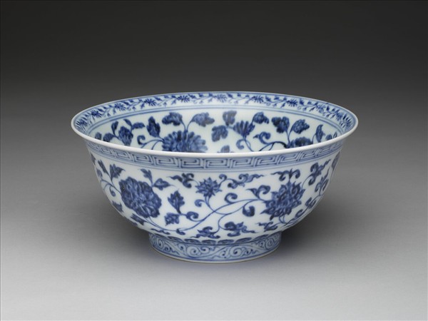 青花纏枝花卉紋碗