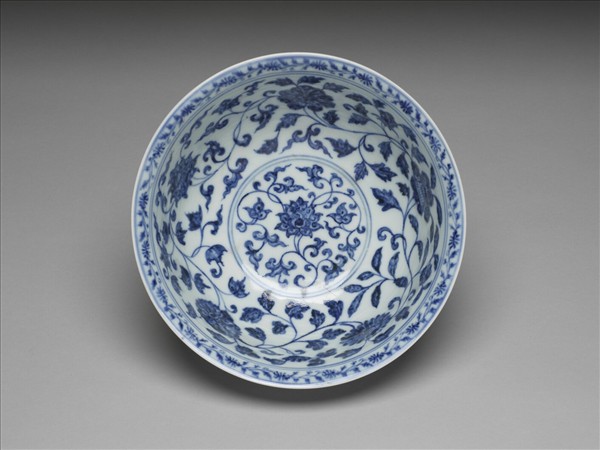 青花纏枝花卉紋碗