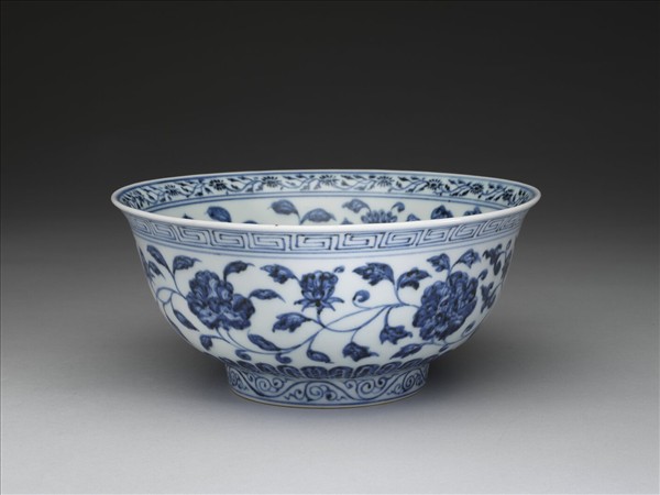 青花纏枝花卉紋碗