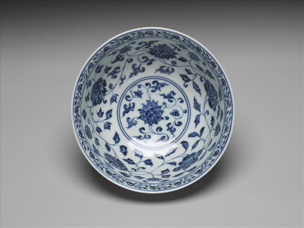 青花纏枝花卉紋碗