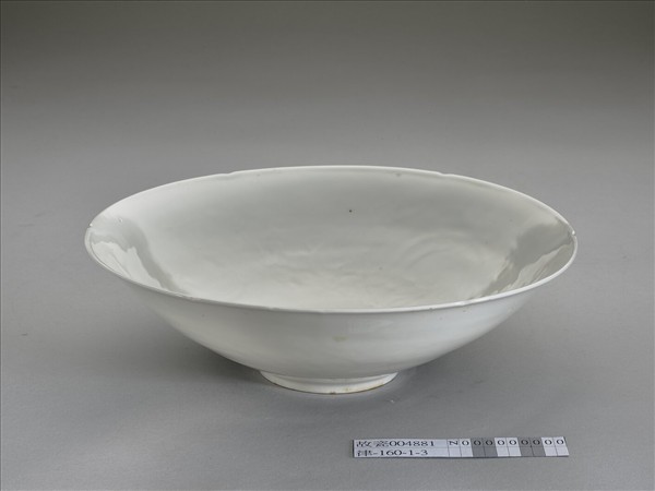 白釉錐拱龍紋葵口碗