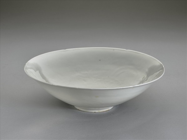 白釉錐拱龍紋葵口碗