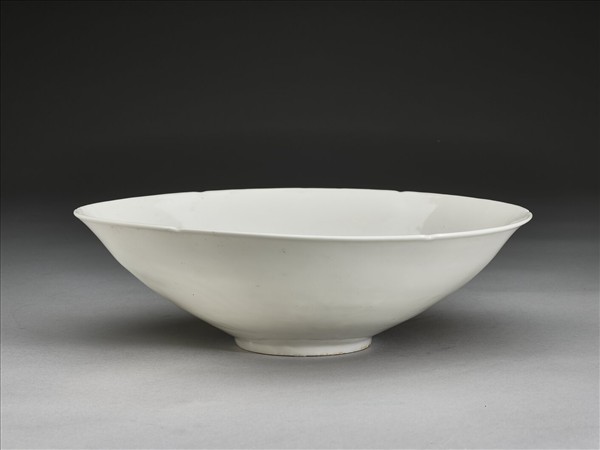 白釉錐拱龍紋葵口碗