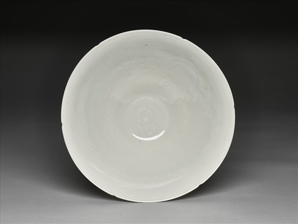 白釉錐拱龍紋葵口碗